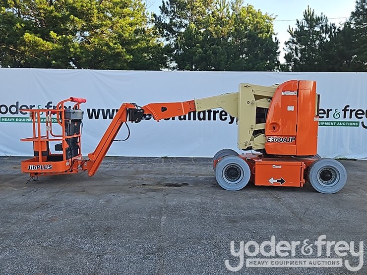 2004-jlg-e300ajp-image-2