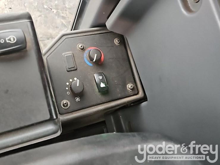 2014-deere-770g-image-29