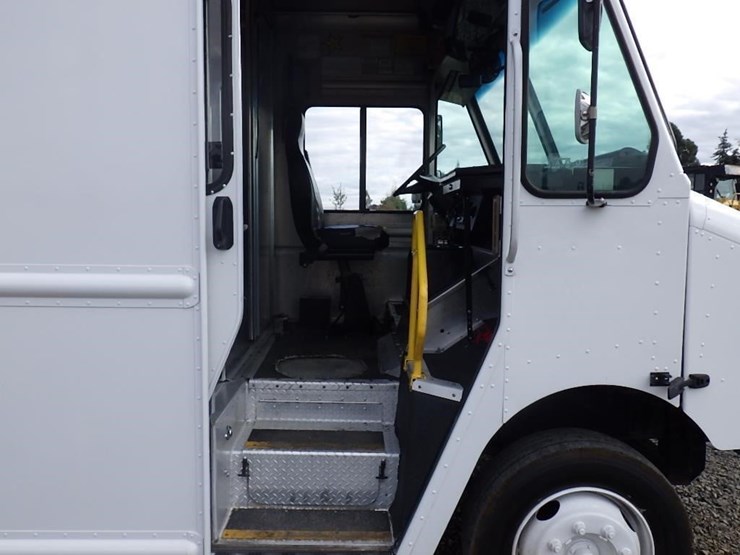 2012-freightliner-mt55-image-10