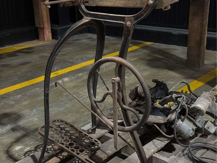 new-rodger’s-treadle-scroll-saw-image-3
