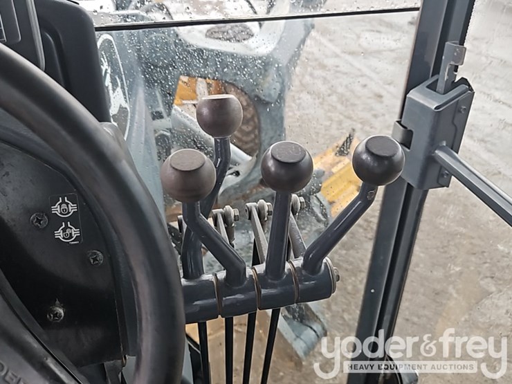 2014-deere-770g-image-31