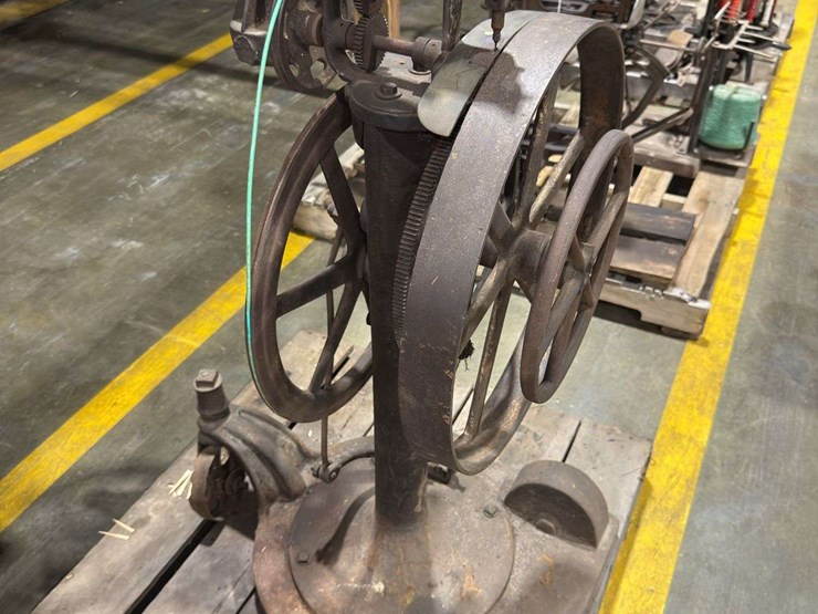 foot-powered-treadle-machine-image-6