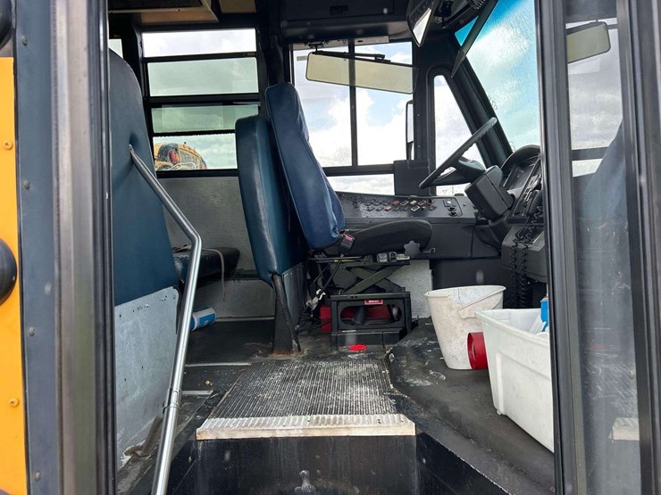 2007-freightliner-b2-image-11