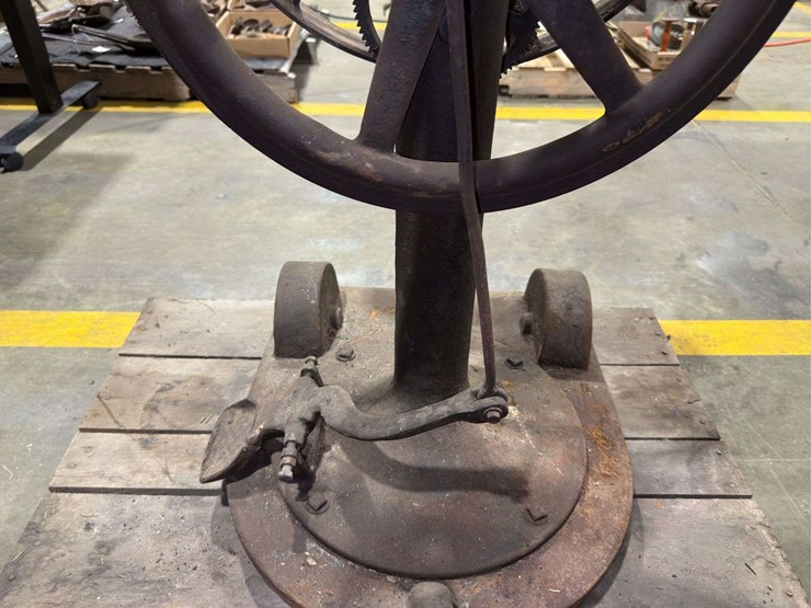foot-powered-treadle-machine-image-16