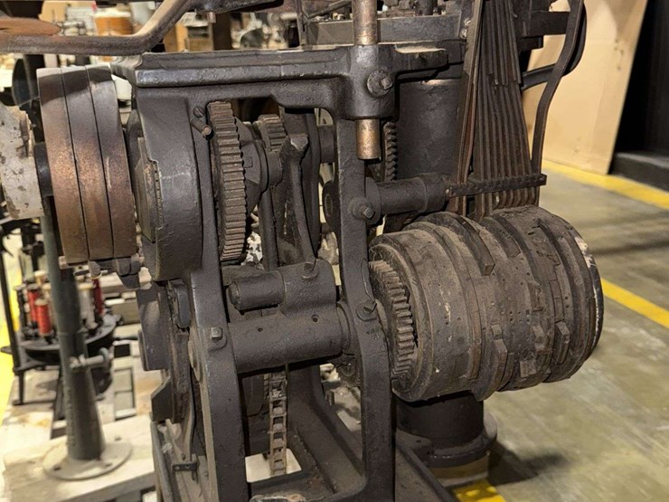 circular-knitting-machine-image-10