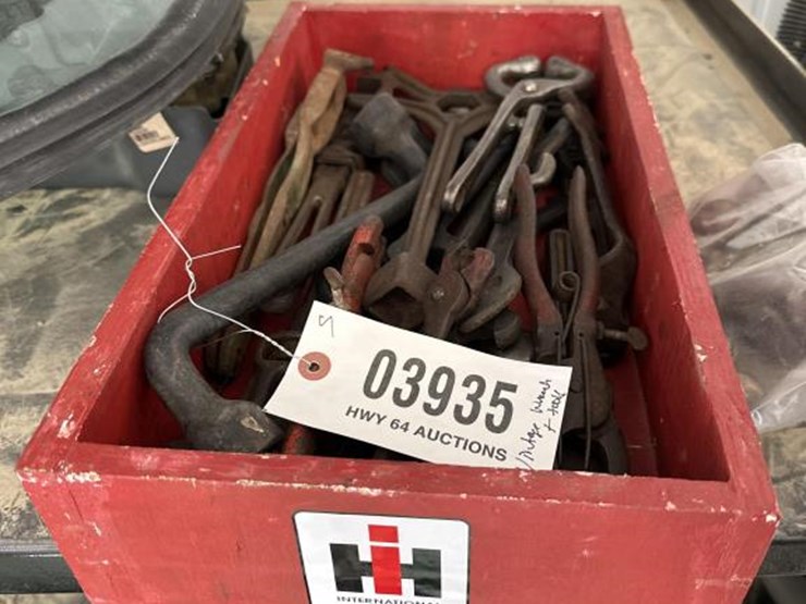 #3935-•-box-of-vintage-ih-wrenches-and-misc-vintage-tools-image-4
