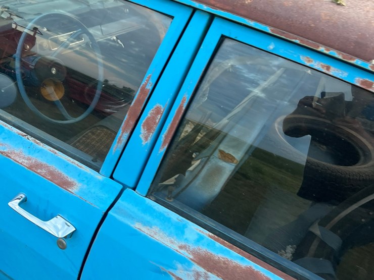 1972-plymouth-valient￼,-slant-six-engine-and-manual-transmission,-glass-is-good,-leaf-springs,-been-sitting-for-a-long-time.-image-73