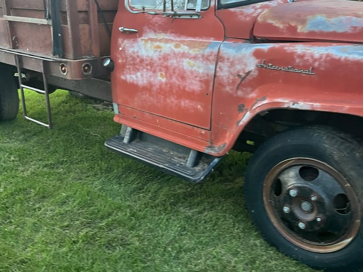 1961-ih--truck,-steel-box-and-hoist,-no-end-gate,-didnt-try-starting-it.-image-9