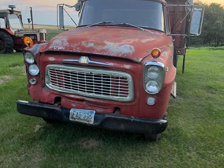 1961-ih--truck,-steel-box-and-hoist,-no-end-gate,-didnt-try-starting-it.-image-3