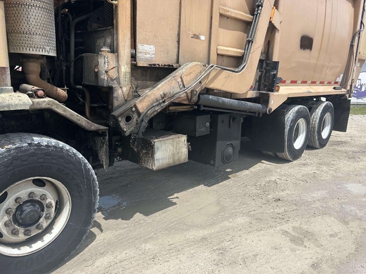 2015-peterbilt-320-image-7