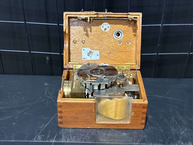 alfred-plasschaert-1920's-pigeon-racing-clock-numbered-0268.-image-11