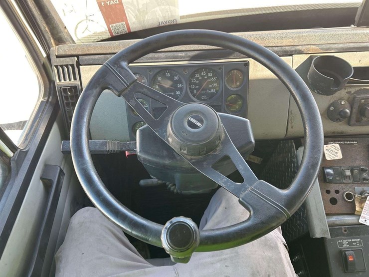 2002-freightliner-fl70-image-27