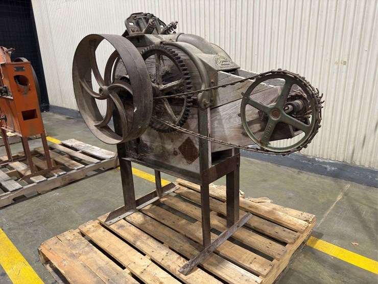 john-deere-two-hole-corn-sheller-image-1