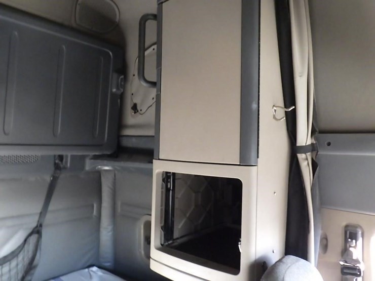 2016-freightliner-cascadia-113-image-31