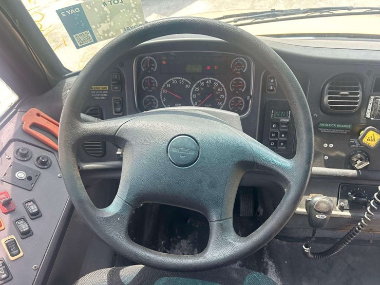 2009-freightliner-b2-image-11