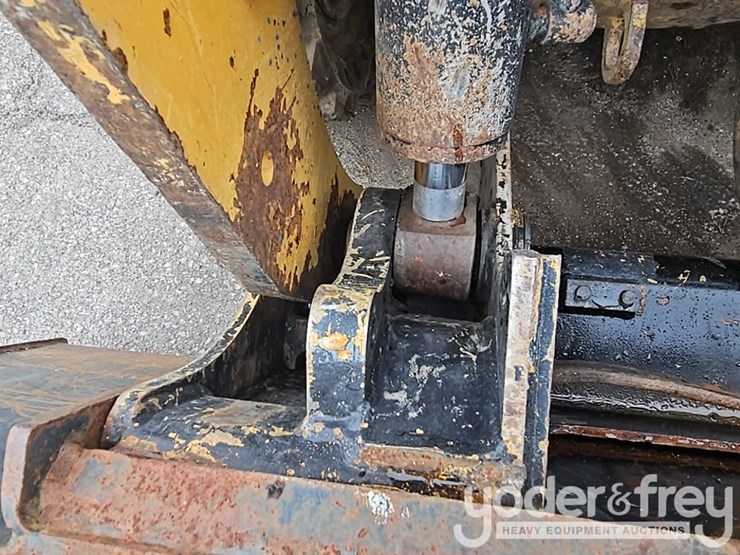 2016-caterpillar-236d-image-12