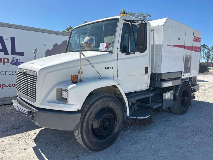 2002-freightliner-fl70-image-1