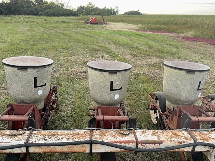 lilliston-8-row-planter-with-fiberglass-boxes,-been-sitting,-some-rust,-boxes-turn-free,-discs-need-loosened-up-image-16