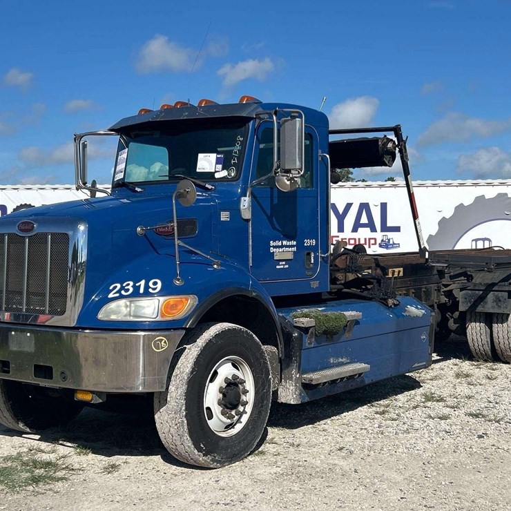 2017 PETERBILT 348