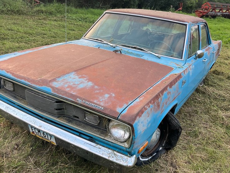 1972-plymouth-valient￼,-slant-six-engine-and-manual-transmission,-glass-is-good,-leaf-springs,-been-sitting-for-a-long-time.-image-32