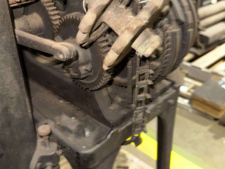 circular-knitting-machine-image-23