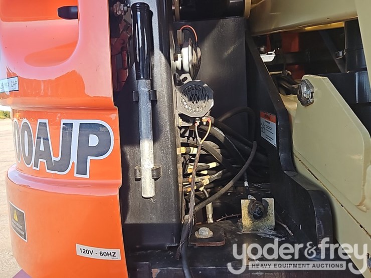 2004-jlg-e300ajp-image-17