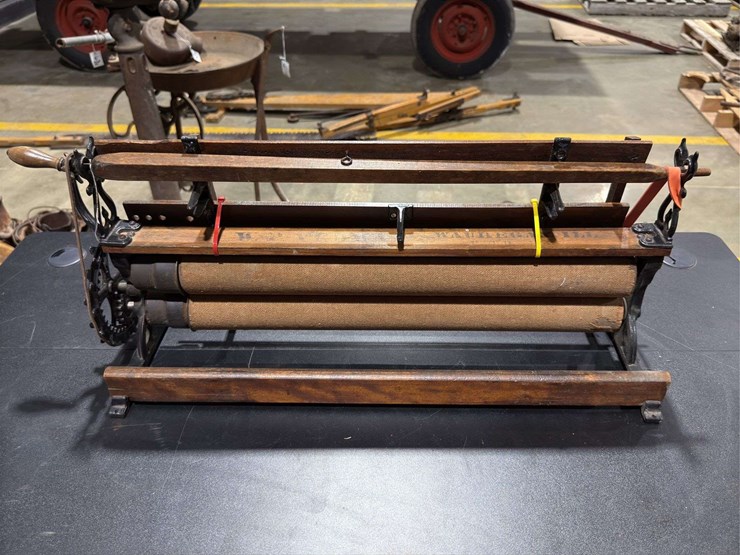 hand-crank-waukegan-wallpaper-&-border-trimmer-image-1