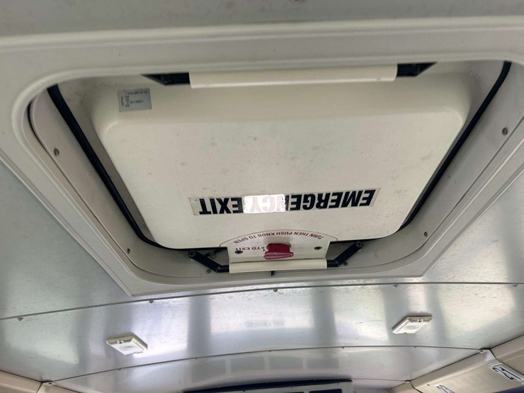 2007-freightliner-b2-image-21