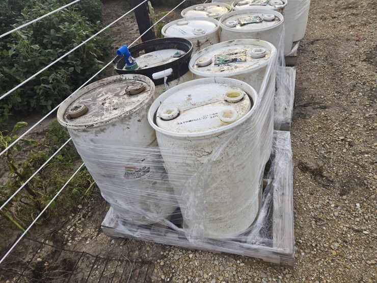 #3925-•-pallet-of-4-plastic-barrels-image-1