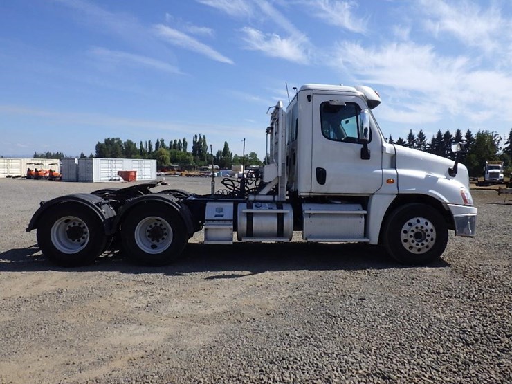 2012-freightliner-cascadia-125-image-3