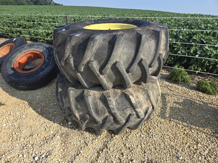 #3887-•-pair-23.1-x-26-tires-on-john-deere-rims-image-7