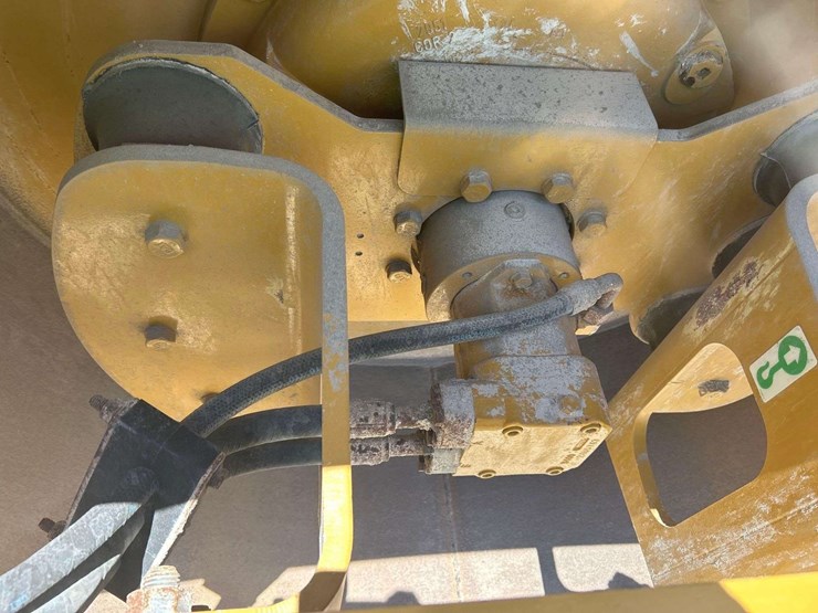 2018-caterpillar-cs54b-image-16