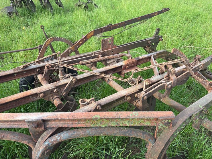 moline-5-bottom-14”-pull-type-plow-image-17
