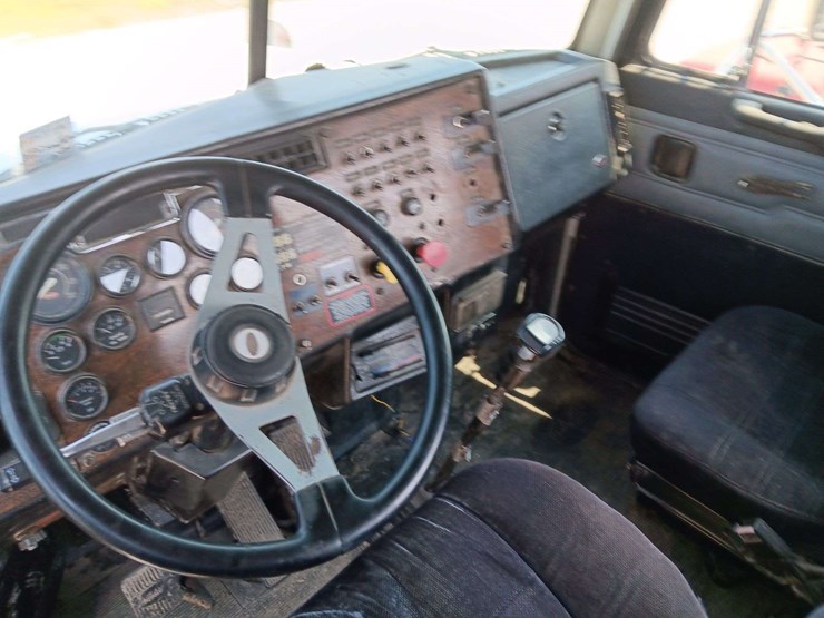 1994-peterbilt-377-image-41
