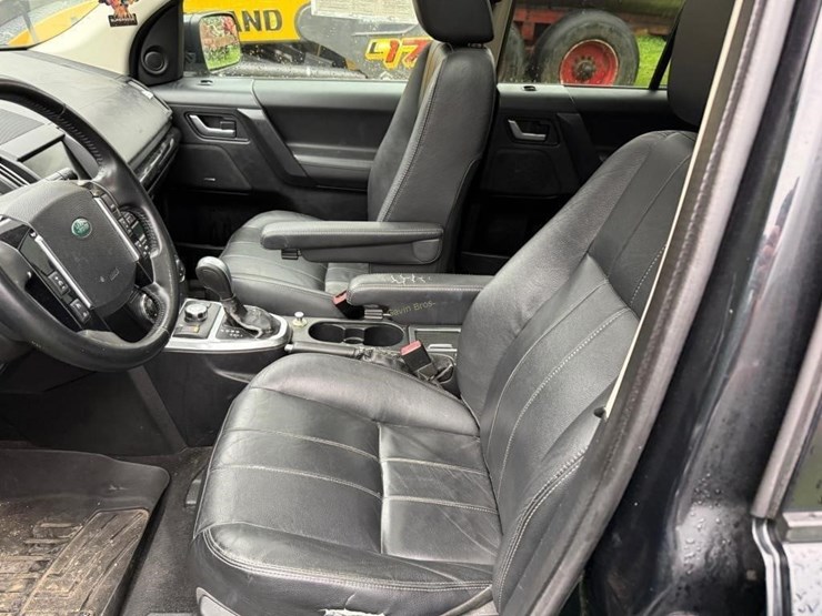 2011-land-rover-lr2-hse-image-10