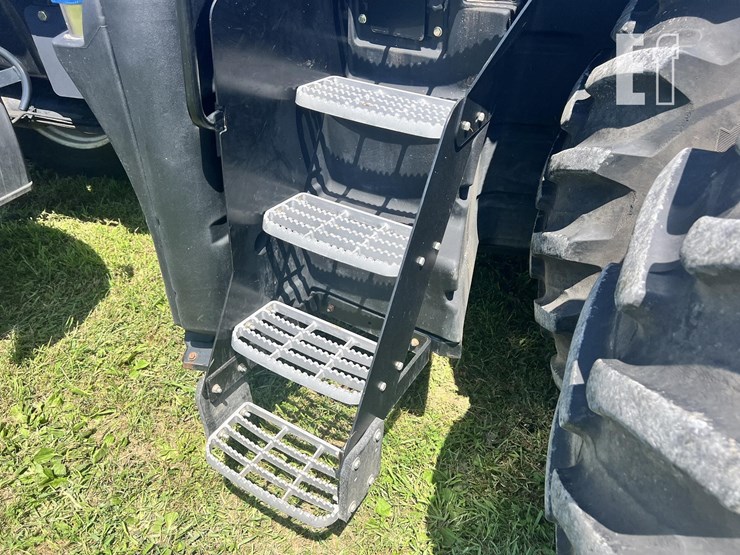 2013-new-holland-t8.330-image-15