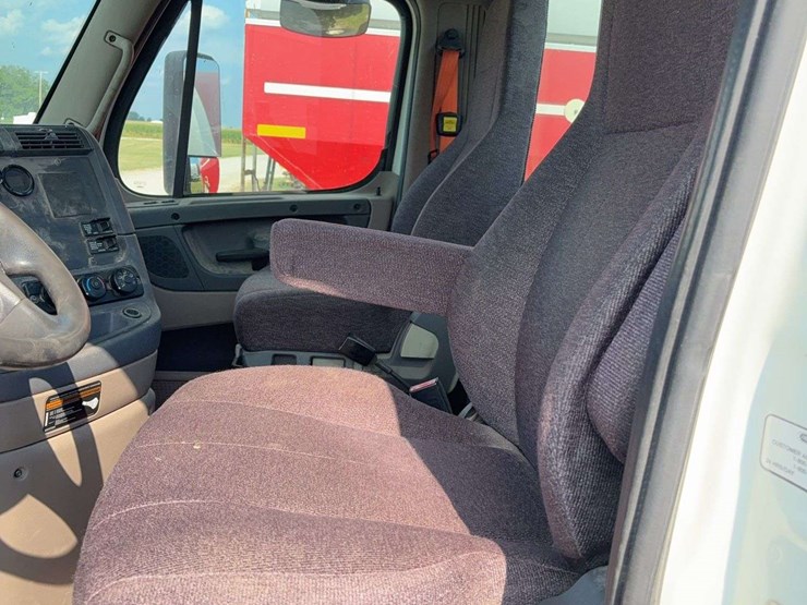 2015-freightliner-cascadia-125-image-22
