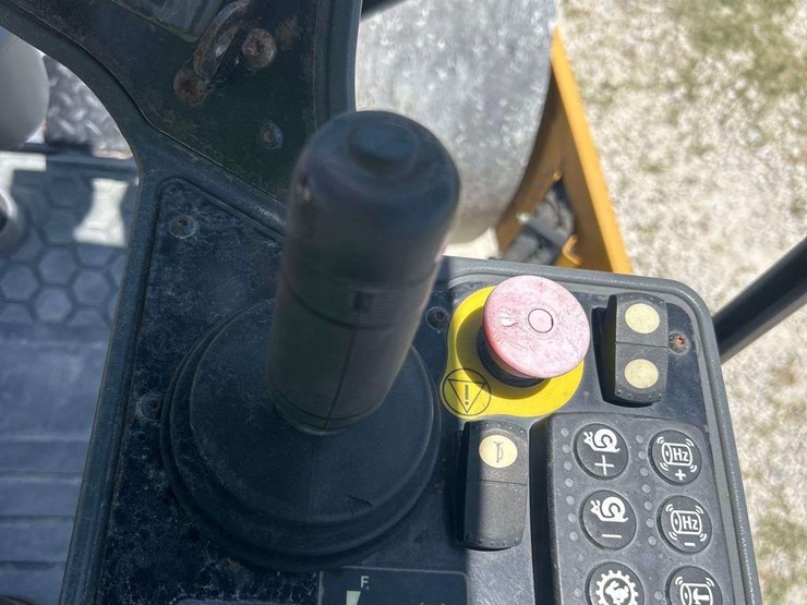 2018-caterpillar-cs54b-image-13