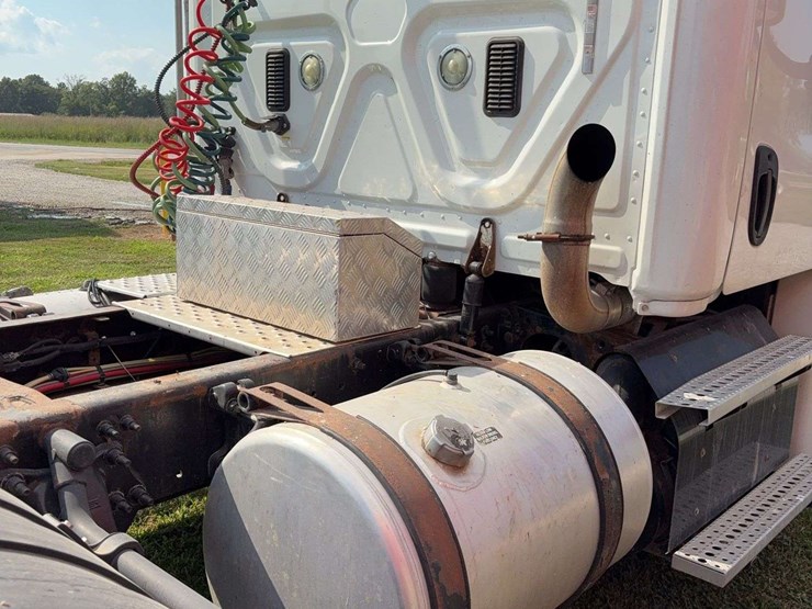 2015-freightliner-cascadia-125-image-11