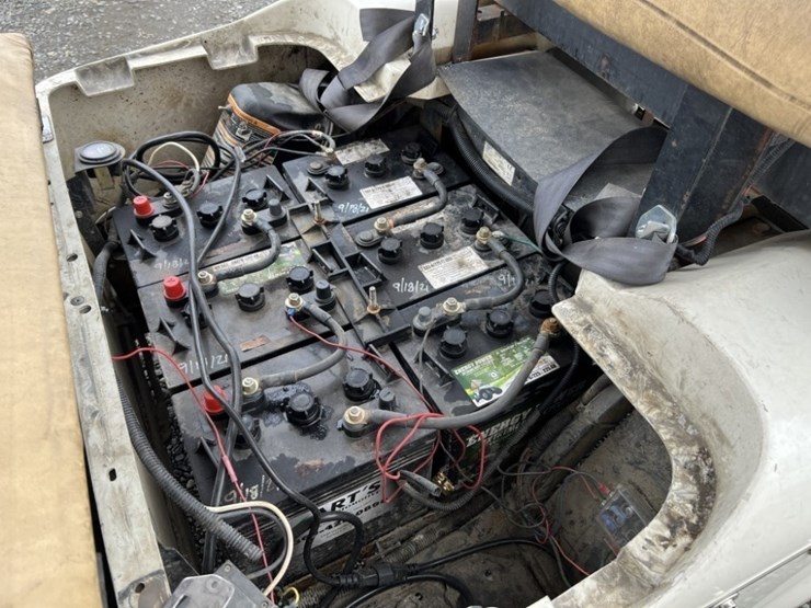ez-go-textron-golf-cart-image-12