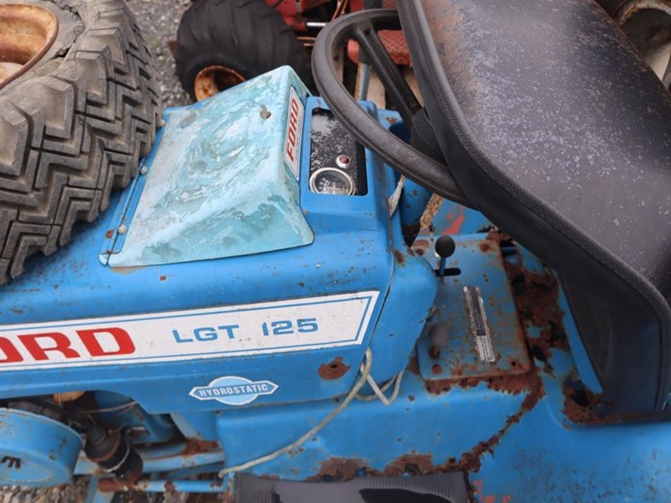 ford-lgt125-riding-mower-image-13