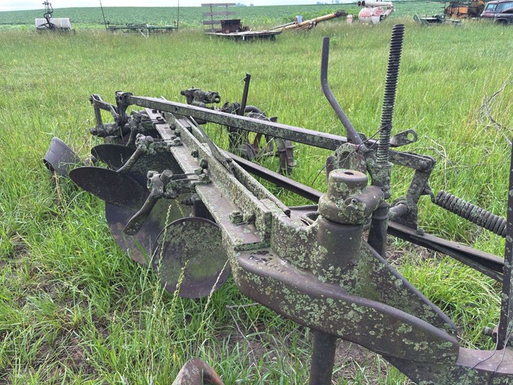 3-bottom-25”-terracing-plow-image-20