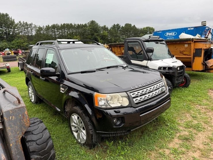 2011-land-rover-lr2-hse-image-4