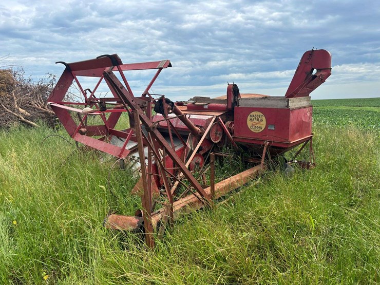 massey-harris-clipper-combine-image-1