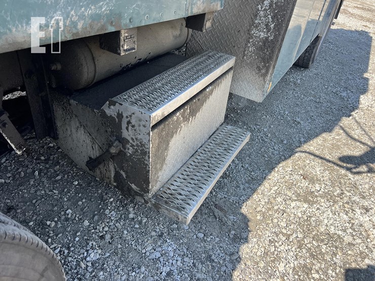 2005-peterbilt-335-image-6