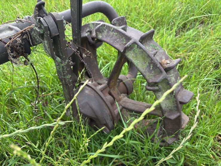 3-bottom-25”-terracing-plow-image-37