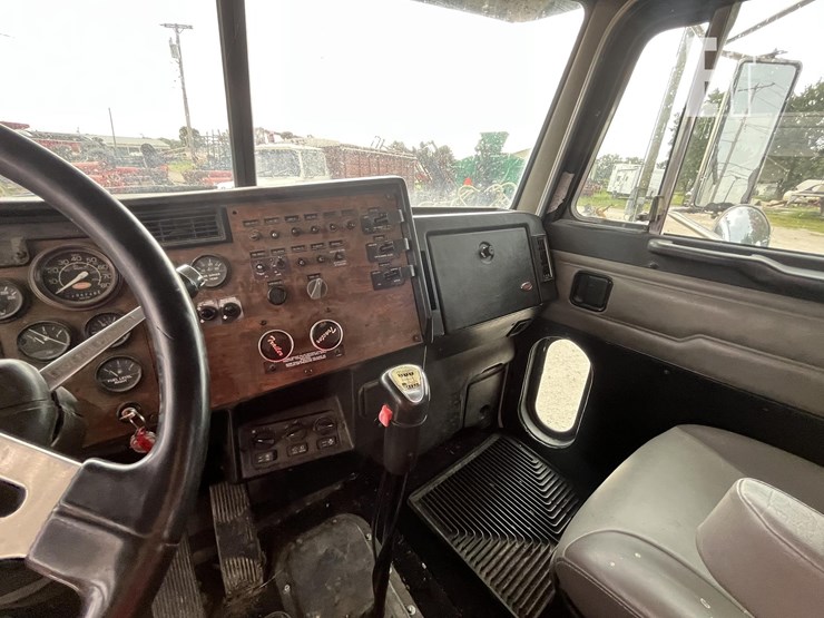 2000-peterbilt-379-image-31