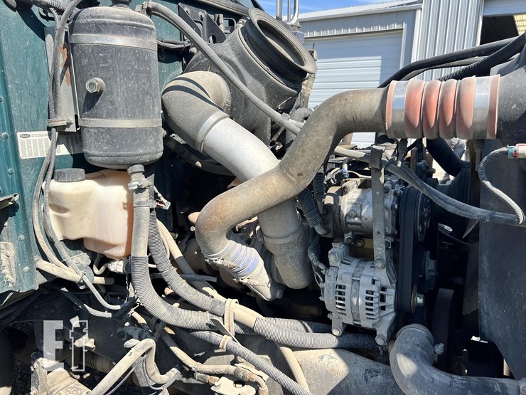 2005-peterbilt-335-image-41