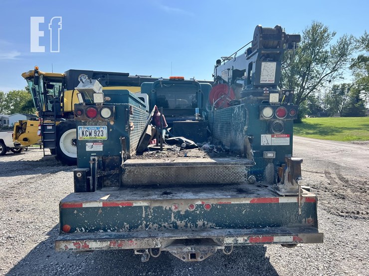 2005-peterbilt-335-image-33