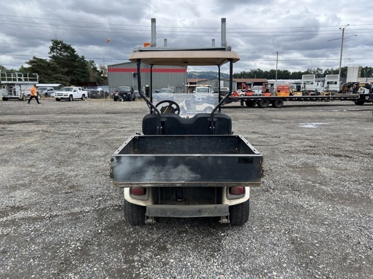 ez-go-textron-golf-cart-image-5